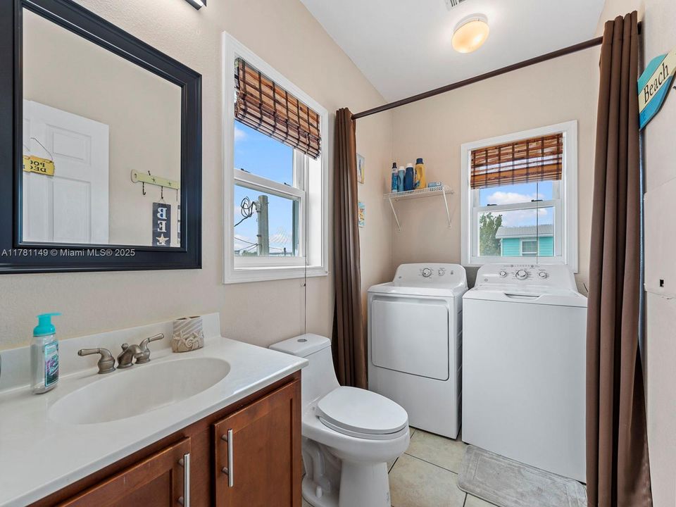 Recently Rented: $4,500 (3 beds, 3 baths, 1456 Square Feet)