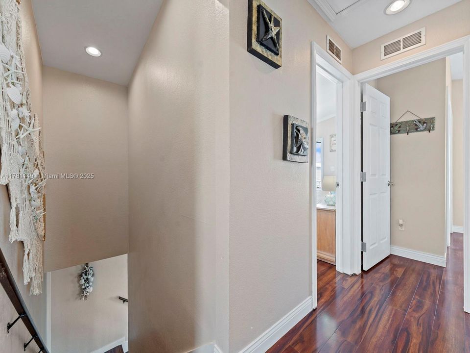 Recently Rented: $4,500 (3 beds, 3 baths, 1456 Square Feet)