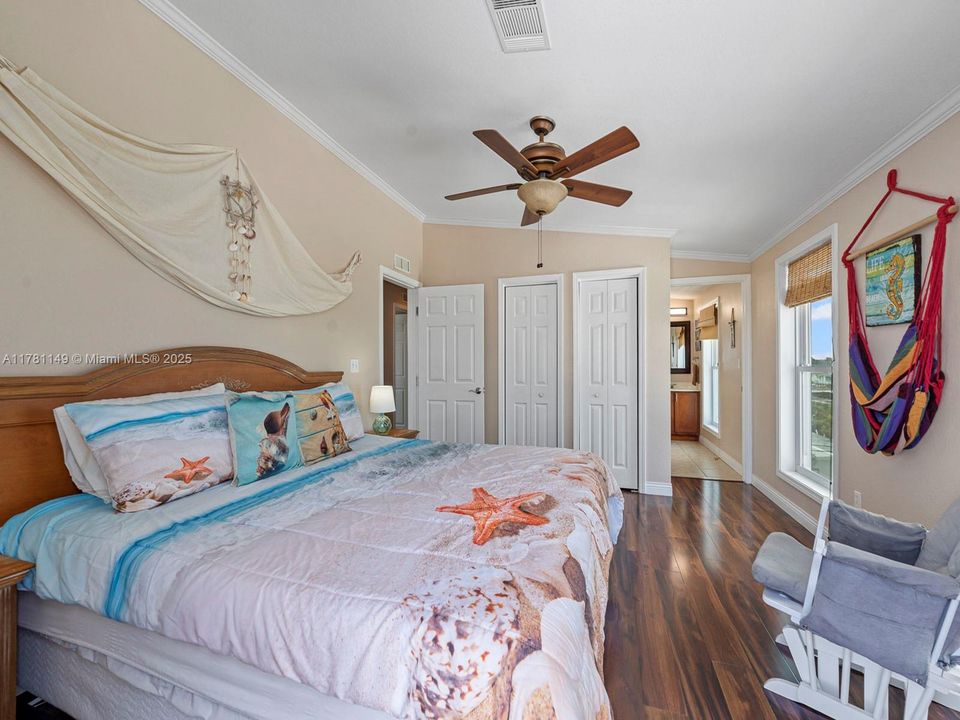 Recently Rented: $4,500 (3 beds, 3 baths, 1456 Square Feet)