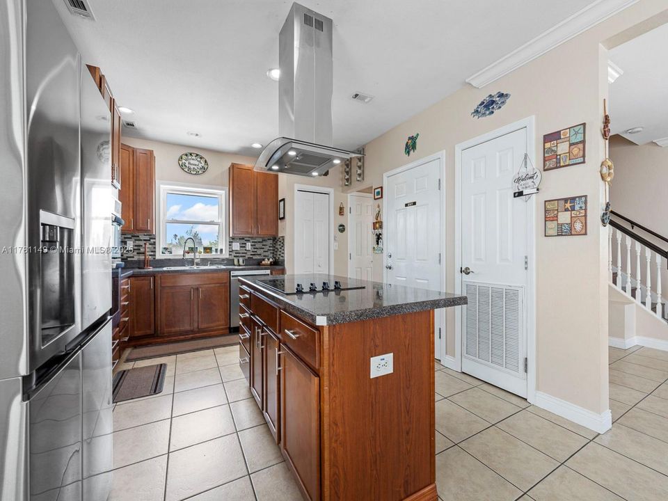 Recently Rented: $4,500 (3 beds, 3 baths, 1456 Square Feet)