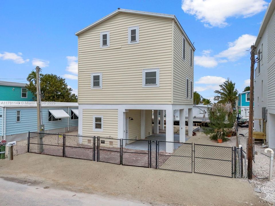 Recently Rented: $4,500 (3 beds, 3 baths, 1456 Square Feet)