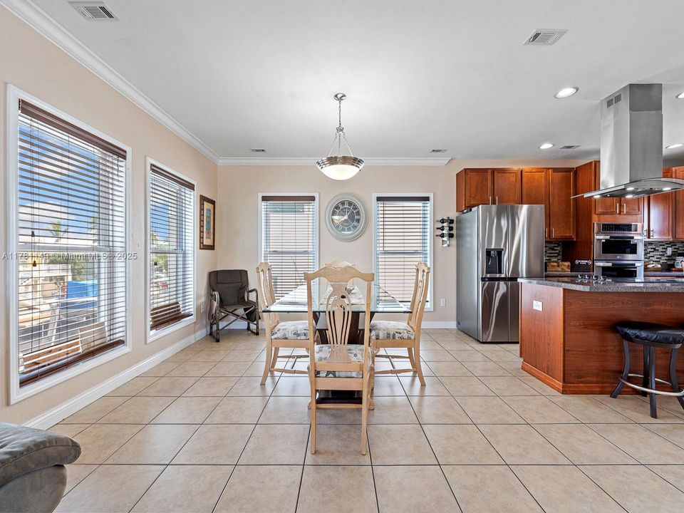 Recently Rented: $4,500 (3 beds, 3 baths, 1456 Square Feet)