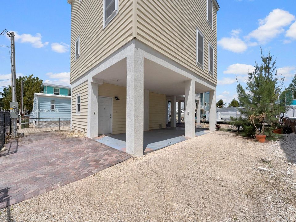 Recently Rented: $4,500 (3 beds, 3 baths, 1456 Square Feet)