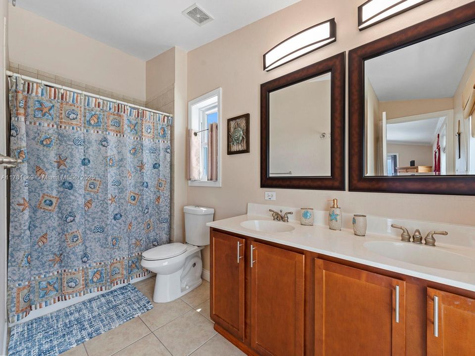 Recently Rented: $4,500 (3 beds, 3 baths, 1456 Square Feet)