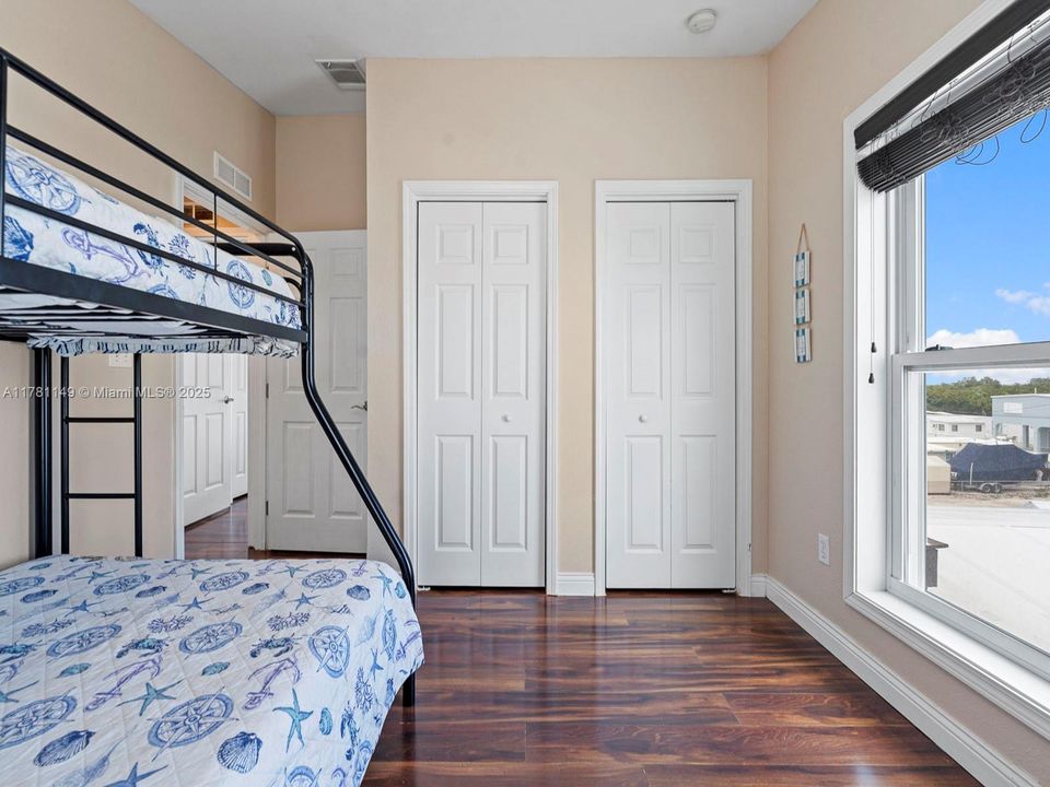 Recently Rented: $4,500 (3 beds, 3 baths, 1456 Square Feet)