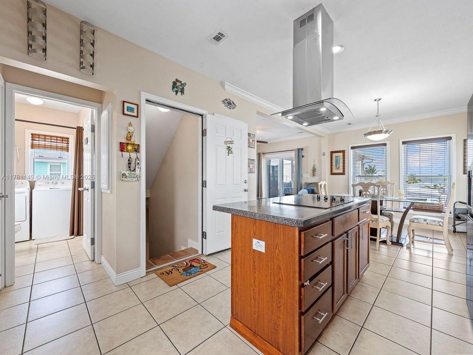 Recently Rented: $4,500 (3 beds, 3 baths, 1456 Square Feet)