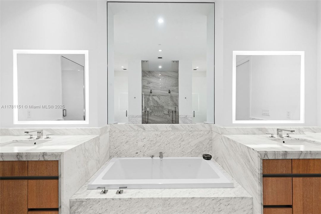 Recently Sold: $6,395,000 (3 beds, 3 baths, 2558 Square Feet)