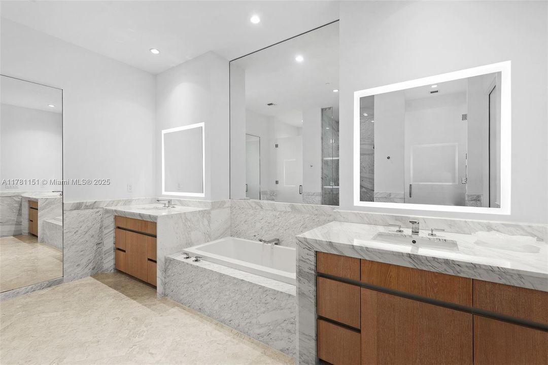 Recently Sold: $6,395,000 (3 beds, 3 baths, 2558 Square Feet)