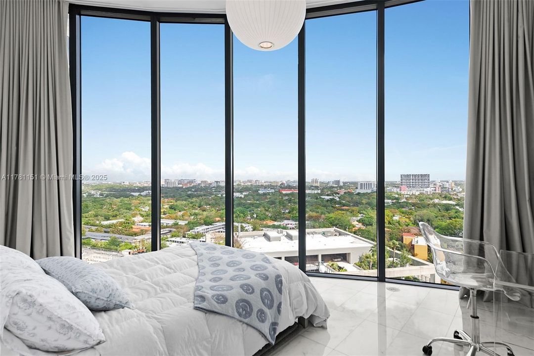 Recently Sold: $6,395,000 (3 beds, 3 baths, 2558 Square Feet)