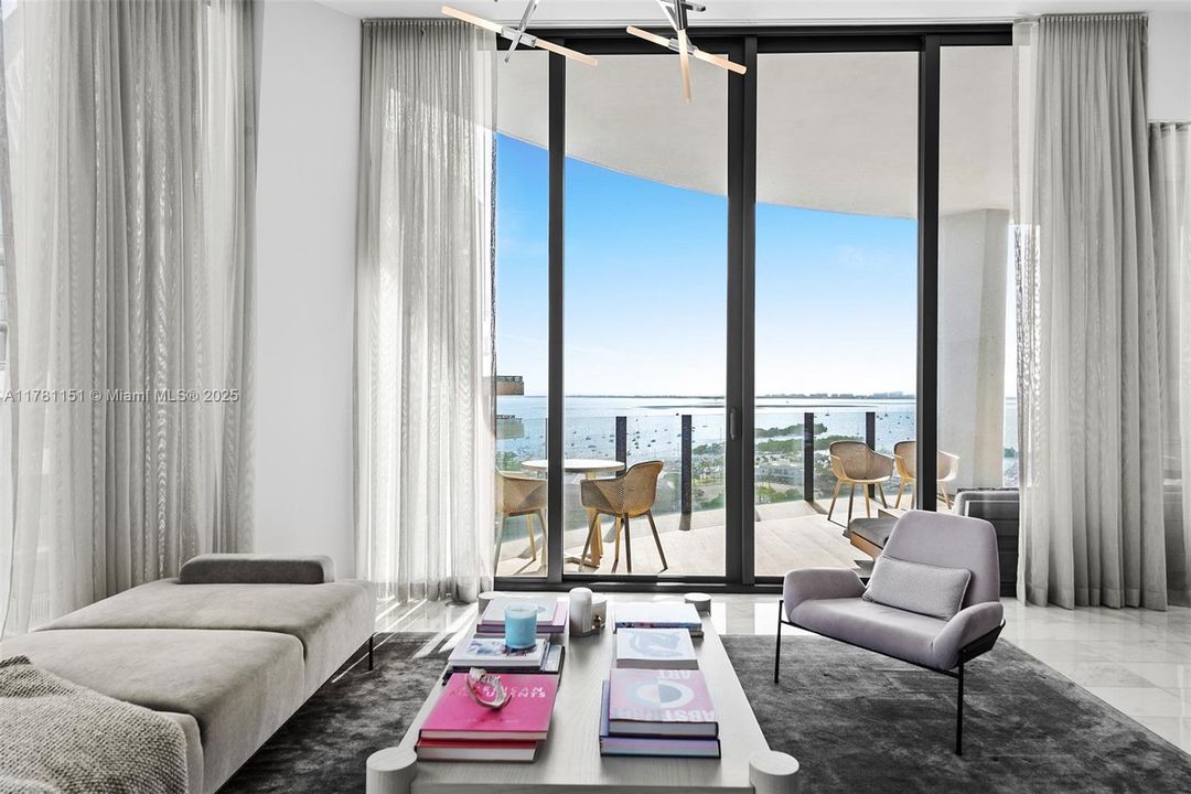 Recently Sold: $6,395,000 (3 beds, 3 baths, 2558 Square Feet)