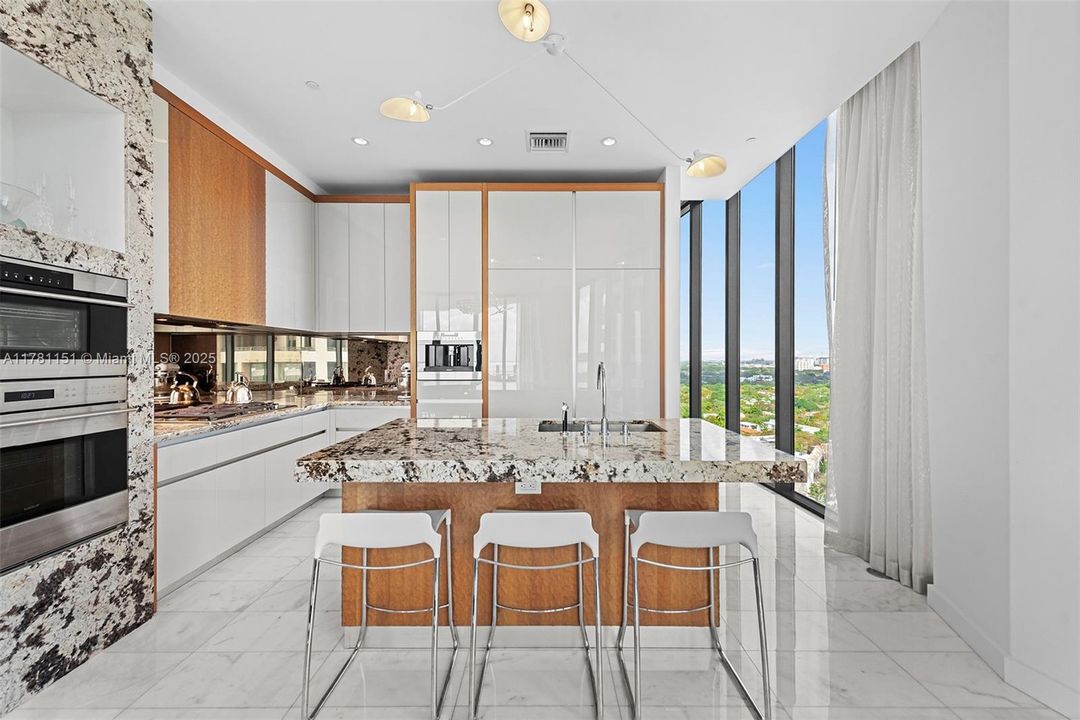 Recently Sold: $6,395,000 (3 beds, 3 baths, 2558 Square Feet)