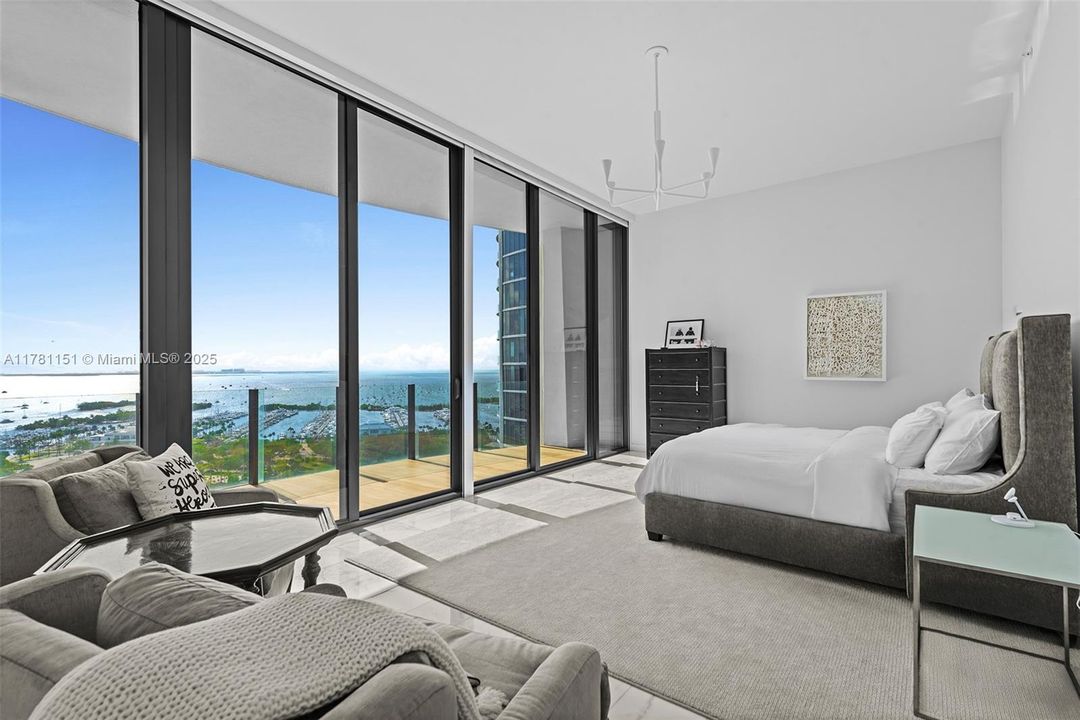 Recently Sold: $6,395,000 (3 beds, 3 baths, 2558 Square Feet)