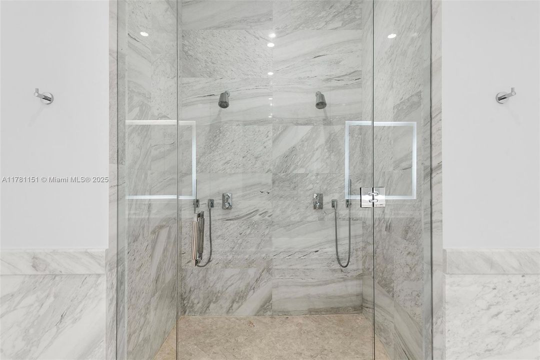 Recently Sold: $6,395,000 (3 beds, 3 baths, 2558 Square Feet)