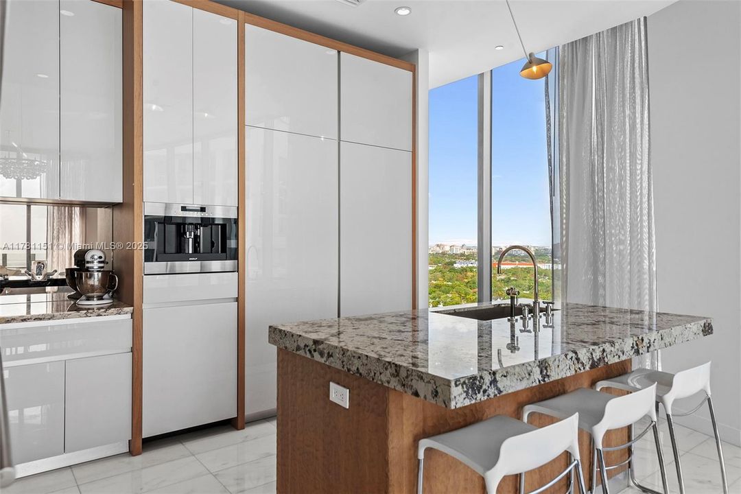 Recently Sold: $6,395,000 (3 beds, 3 baths, 2558 Square Feet)