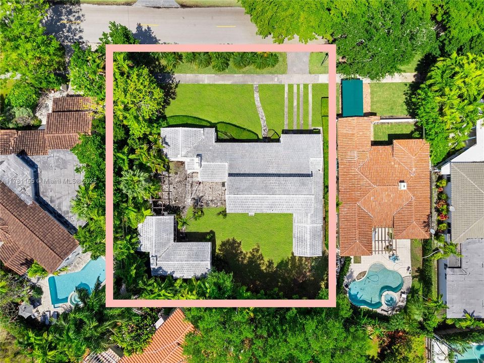 En Venta: $5,450,000 (0.25 acres)