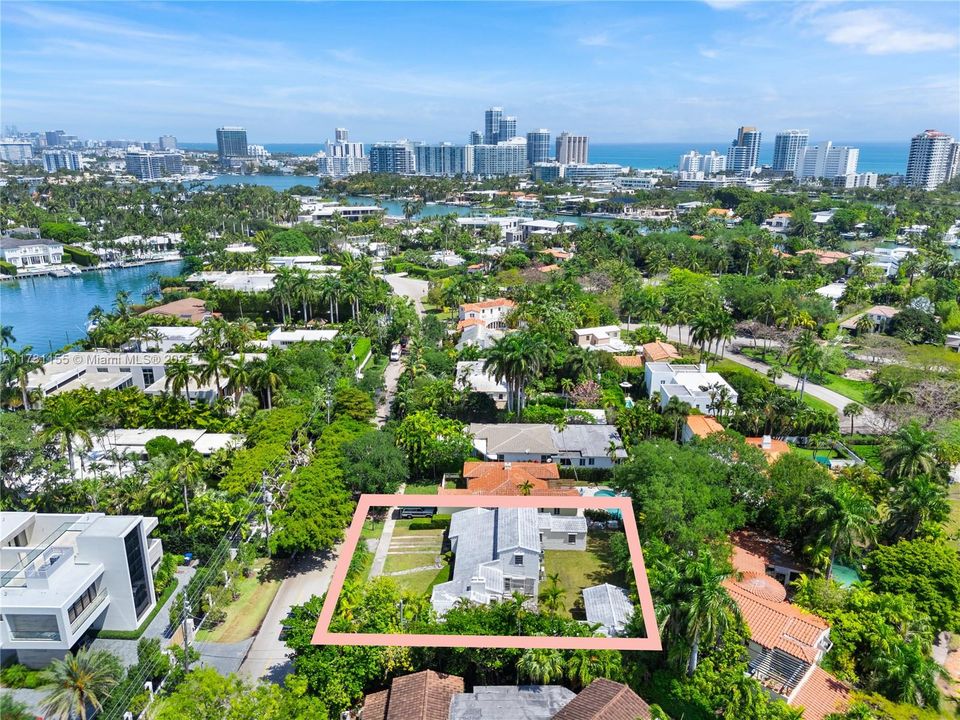 En Venta: $5,450,000 (0.25 acres)