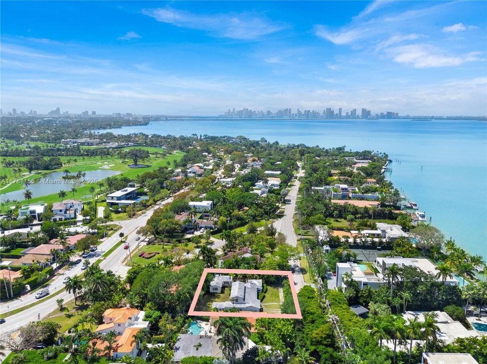 En Venta: $5,450,000 (0.25 acres)