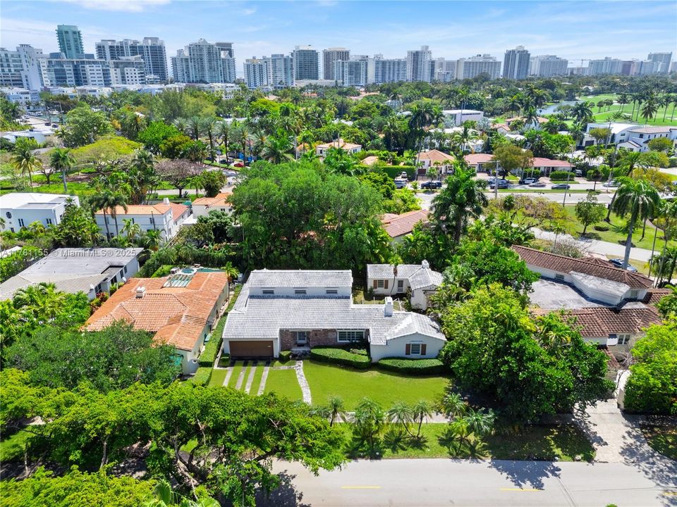 En Venta: $5,450,000 (0.25 acres)