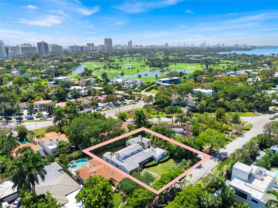 En Venta: $5,450,000 (0.25 acres)