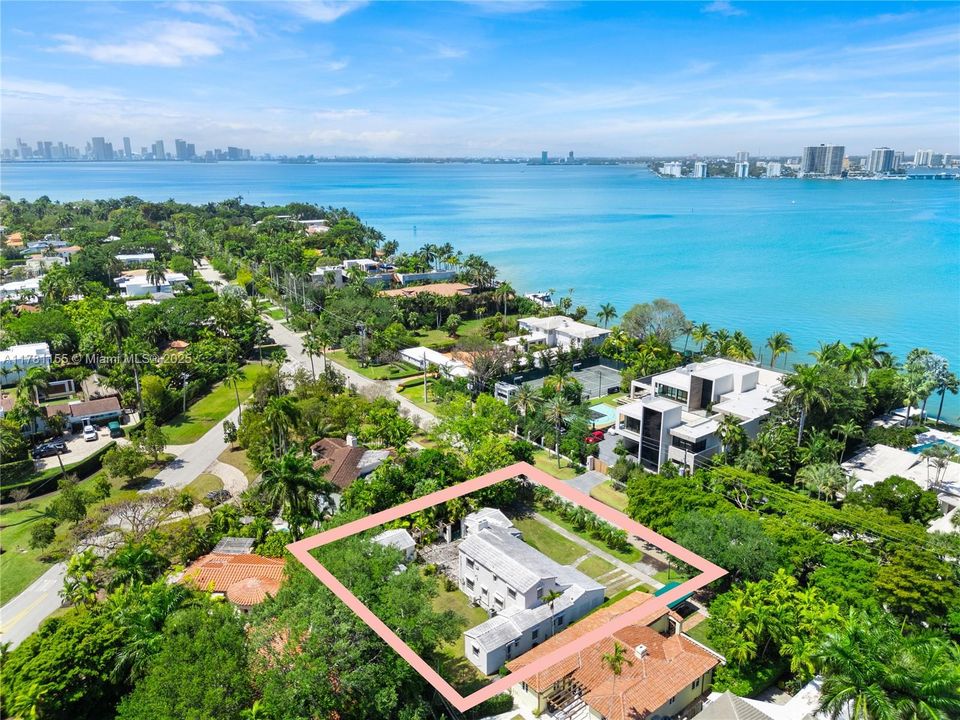 En Venta: $5,450,000 (0.25 acres)