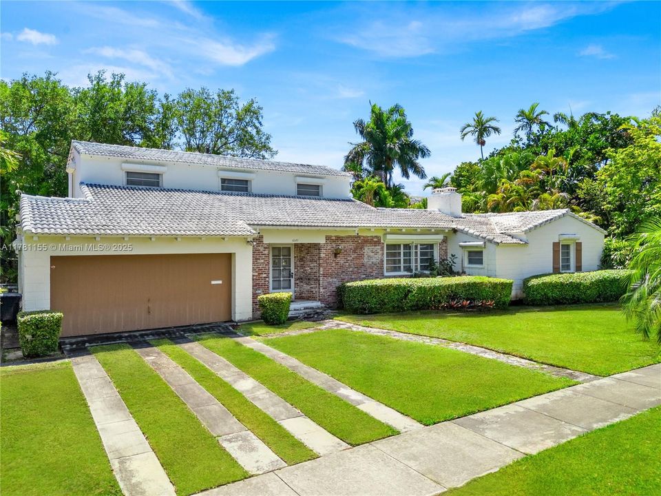 En Venta: $5,450,000 (0.25 acres)