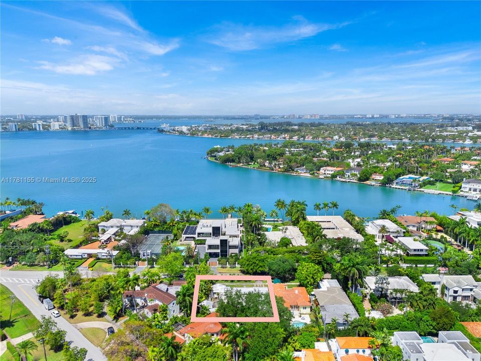 En Venta: $5,450,000 (0.25 acres)