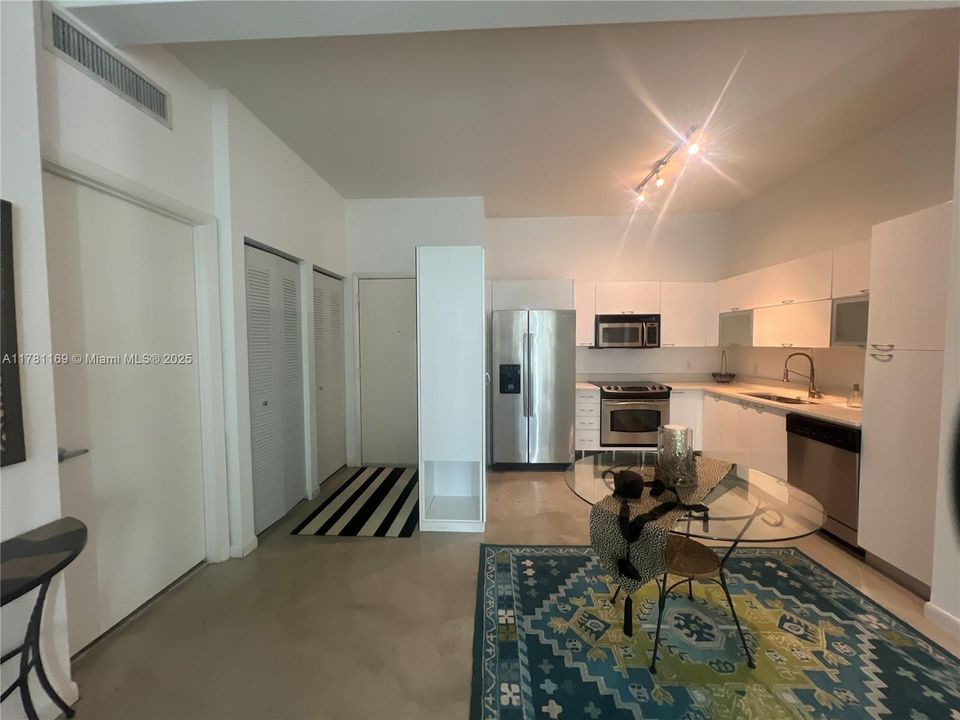 For Sale: $339,000 (1 beds, 1 baths, 712 Square Feet)