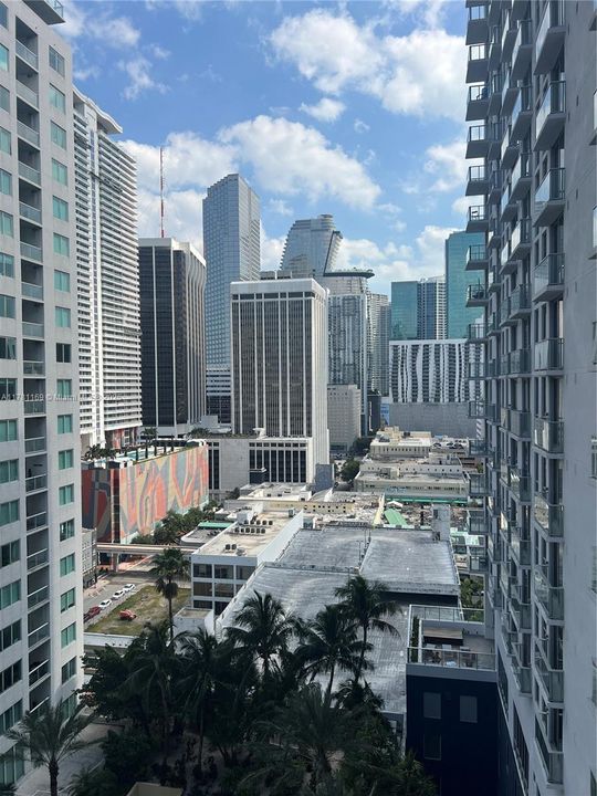 For Sale: $339,000 (1 beds, 1 baths, 712 Square Feet)