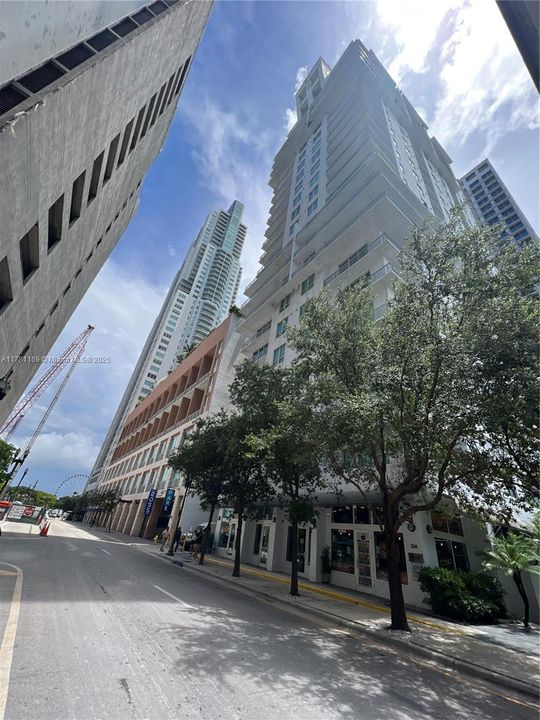 For Sale: $339,000 (1 beds, 1 baths, 712 Square Feet)