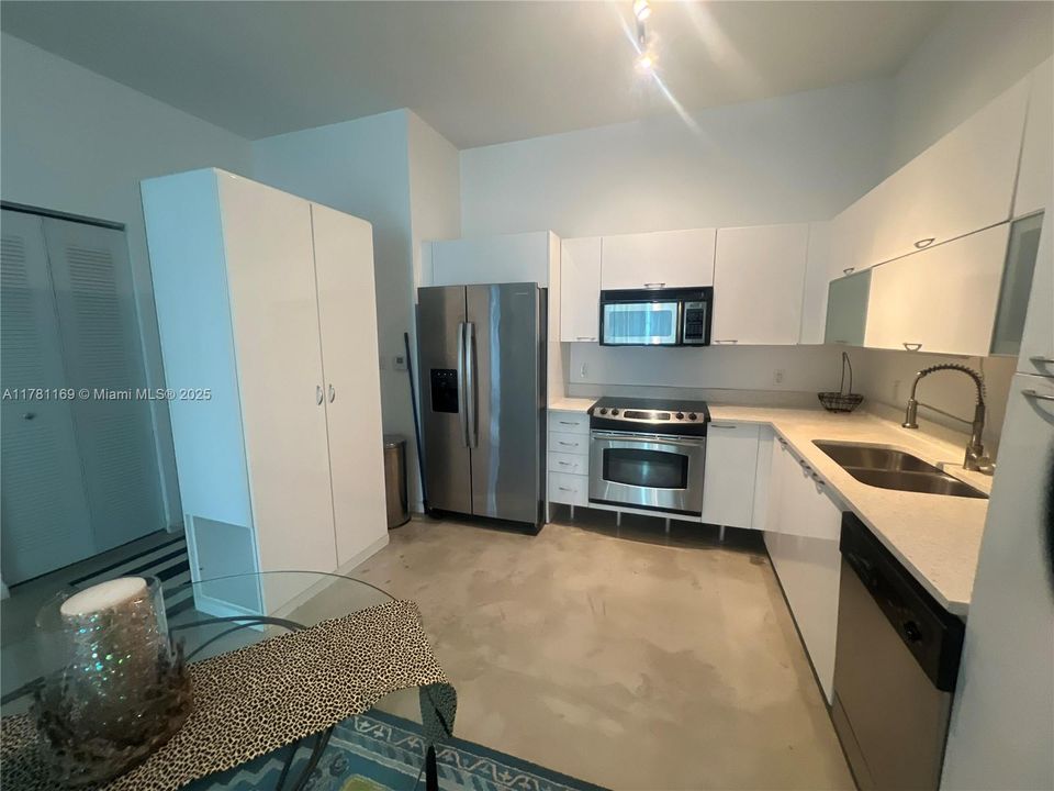 For Sale: $339,000 (1 beds, 1 baths, 712 Square Feet)