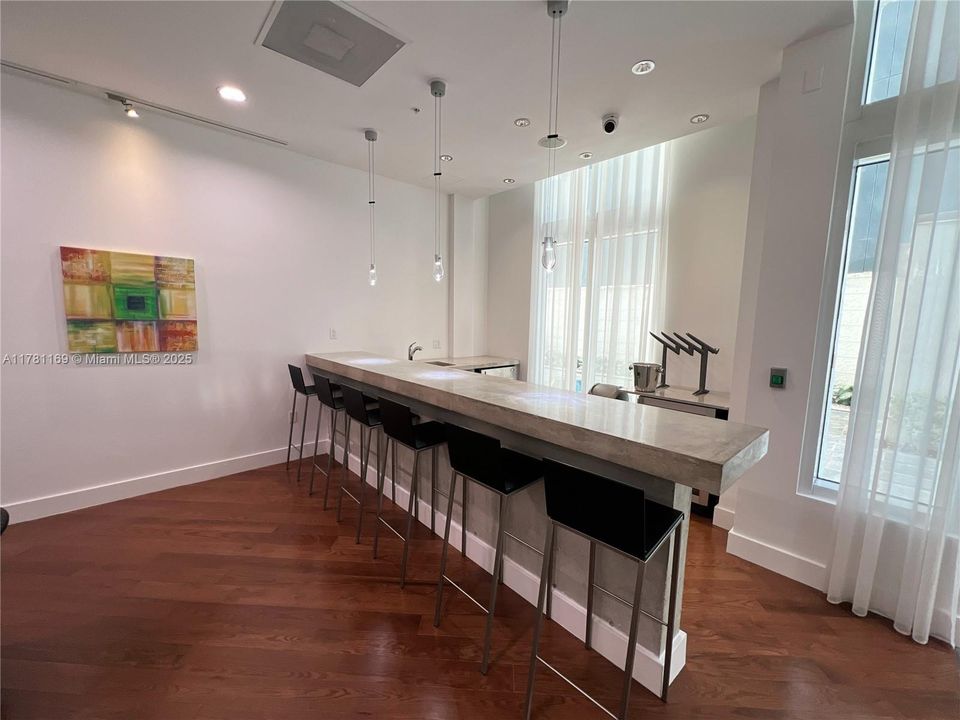 For Sale: $339,000 (1 beds, 1 baths, 712 Square Feet)