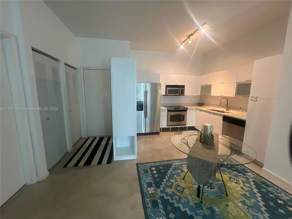 For Sale: $339,000 (1 beds, 1 baths, 712 Square Feet)
