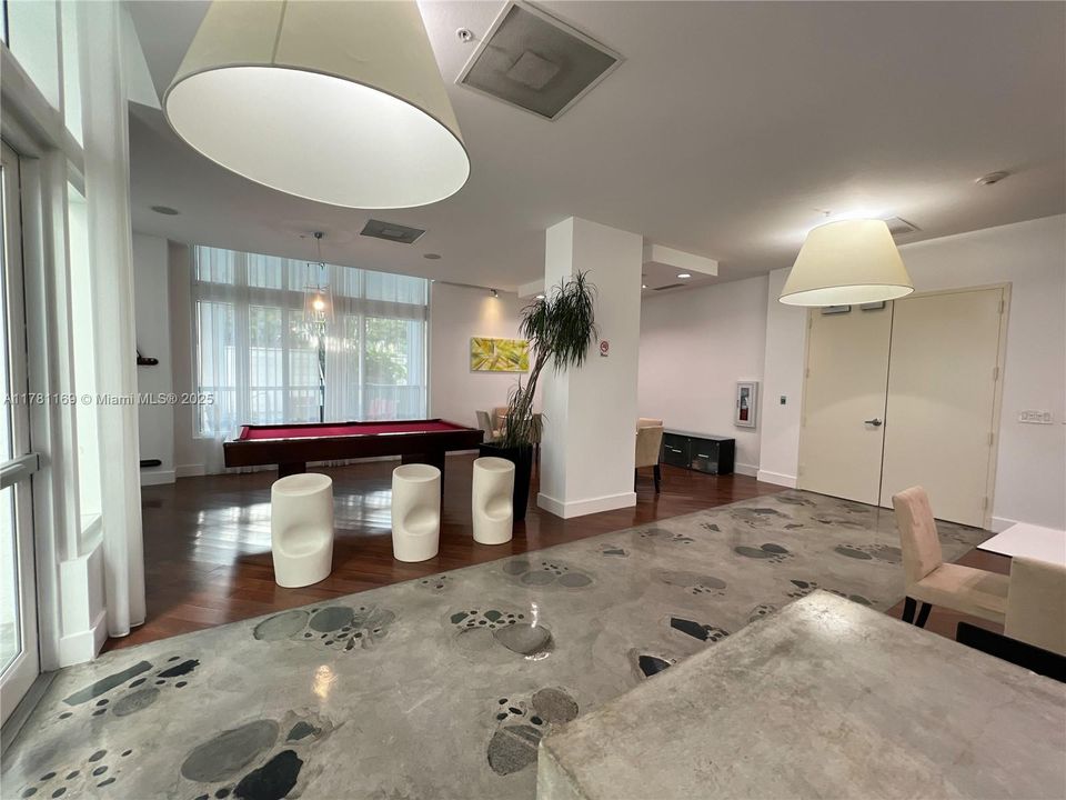 For Sale: $339,000 (1 beds, 1 baths, 712 Square Feet)