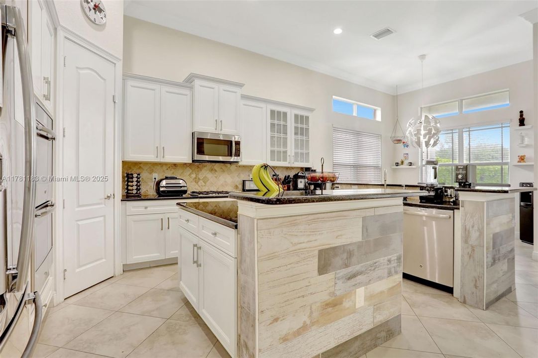 Recently Sold: $1,100,000 (5 beds, 4 baths, 3188 Square Feet)