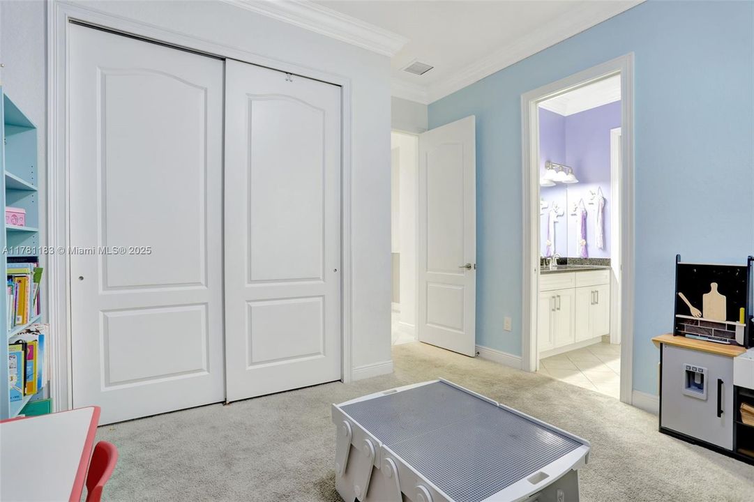 Recently Sold: $1,100,000 (5 beds, 4 baths, 3188 Square Feet)