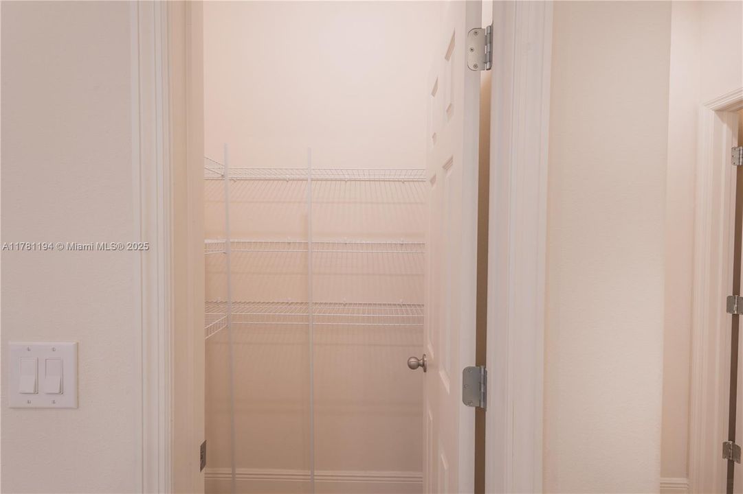 En Renta: $4,100 (4 camas, 3 baños, 2356 Pies cuadrados)