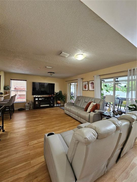 Recently Rented: $3,700 (3 beds, 2 baths, 1758 Square Feet)