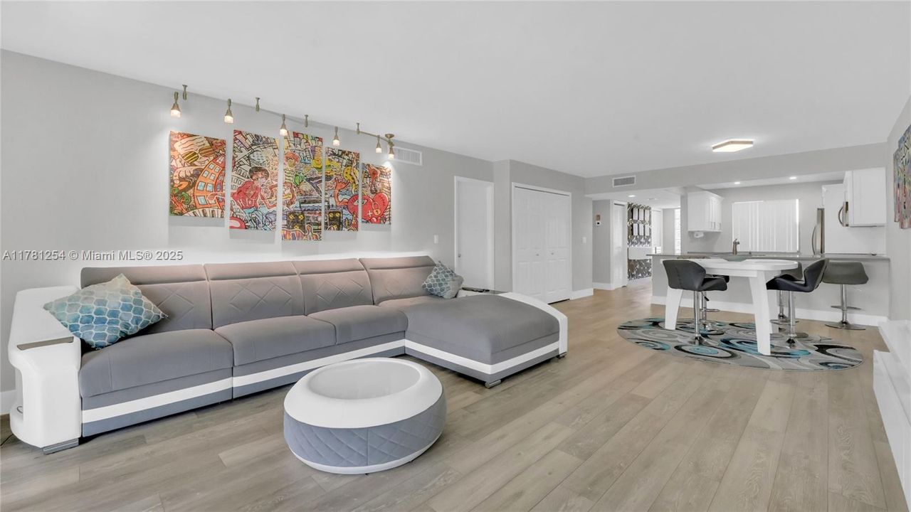 Active With Contract: $355,000 (2 beds, 2 baths, 1231 Square Feet)