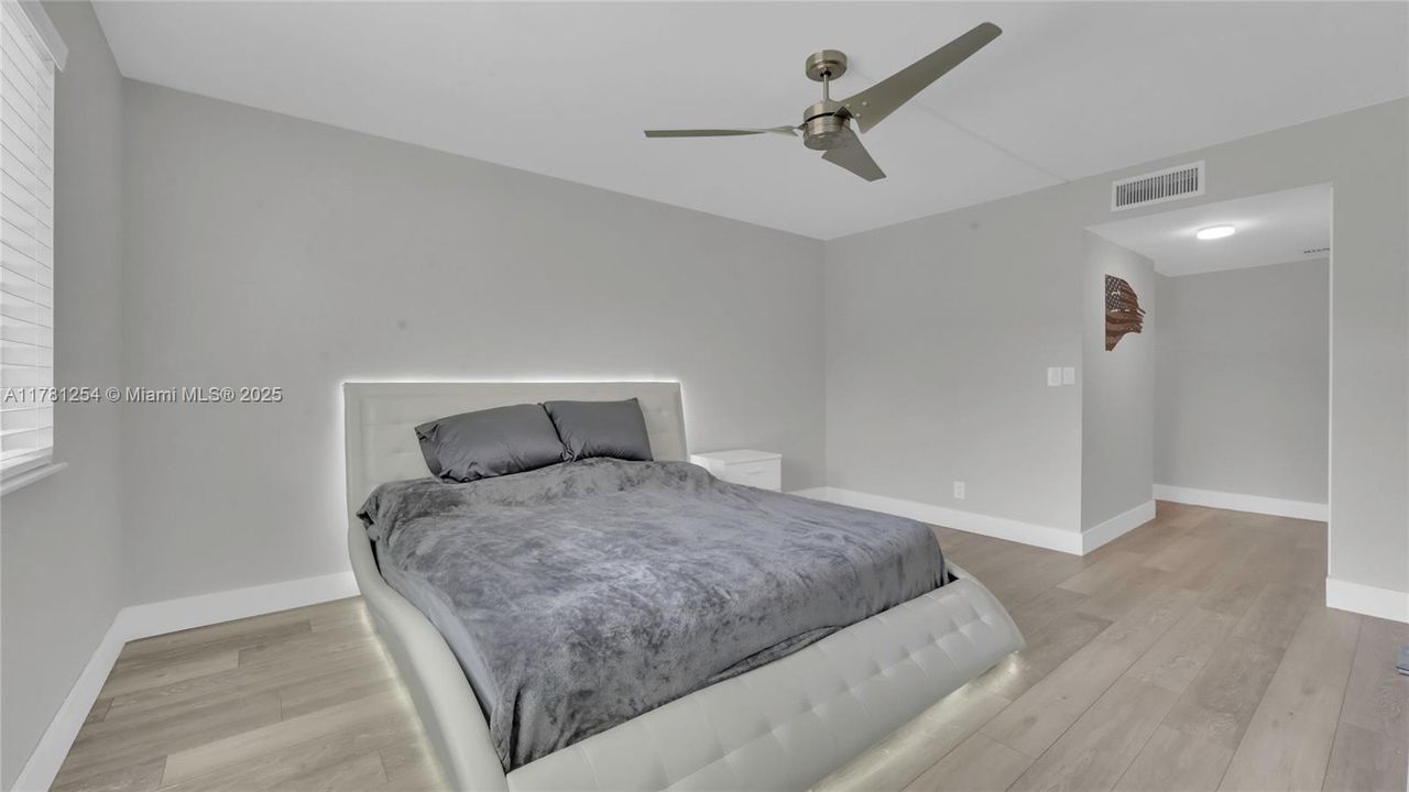 Active With Contract: $355,000 (2 beds, 2 baths, 1231 Square Feet)