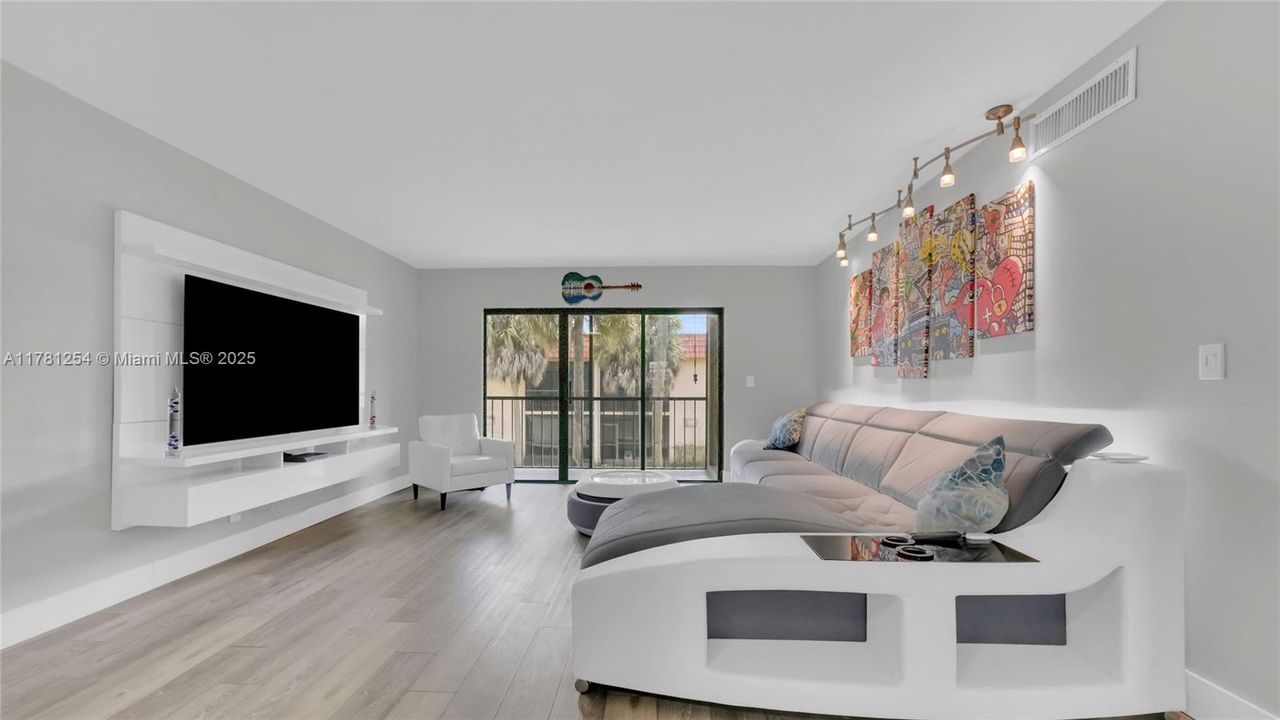 Active With Contract: $355,000 (2 beds, 2 baths, 1231 Square Feet)