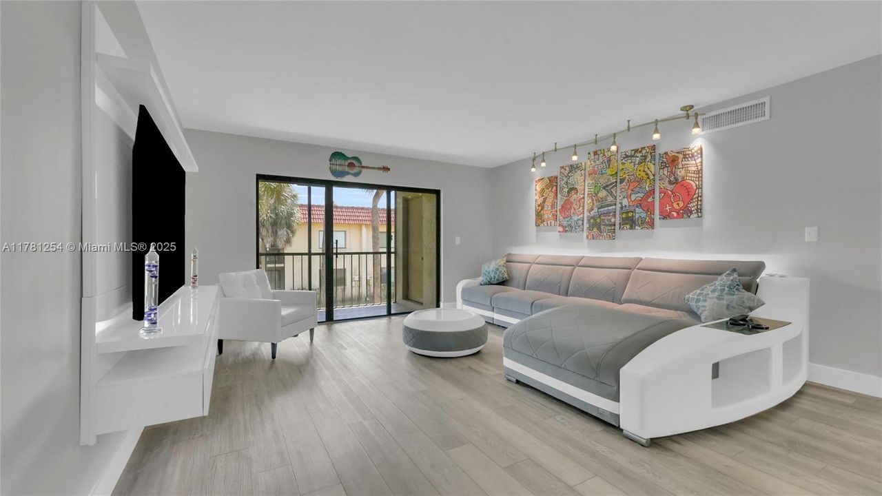 Active With Contract: $355,000 (2 beds, 2 baths, 1231 Square Feet)