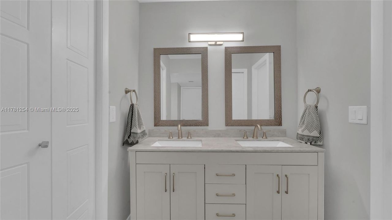 Active With Contract: $355,000 (2 beds, 2 baths, 1231 Square Feet)