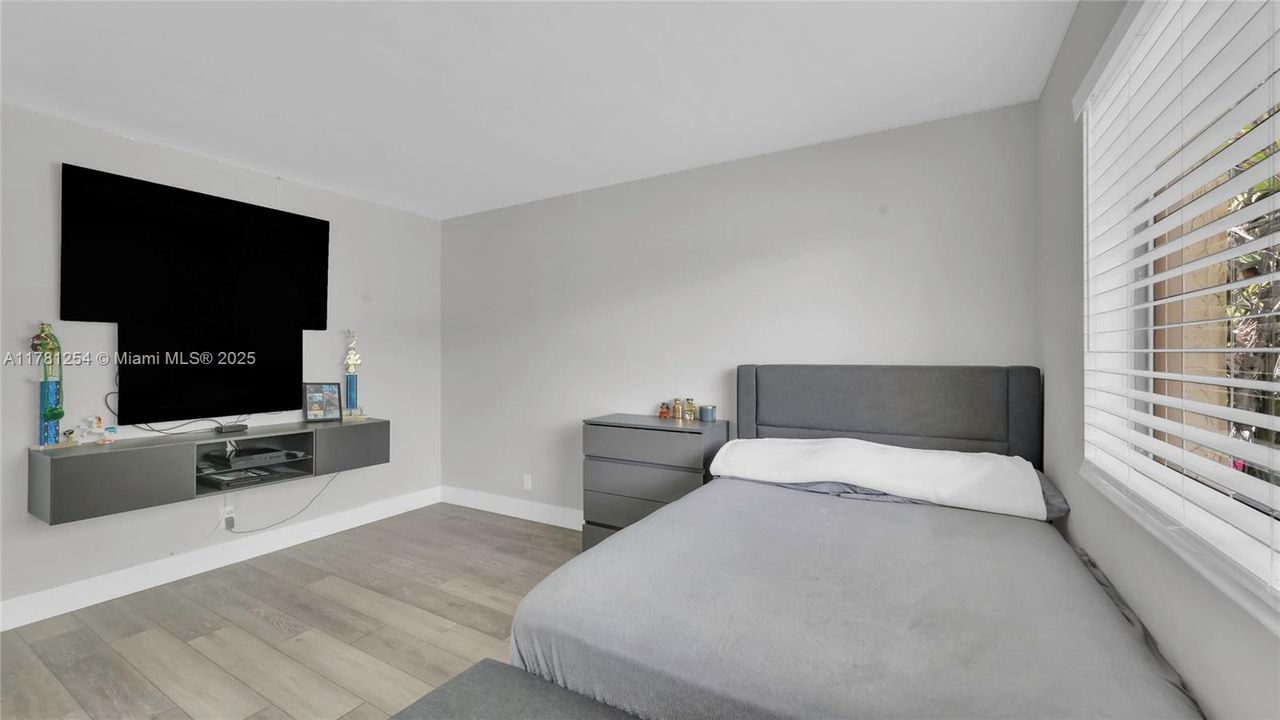 Active With Contract: $355,000 (2 beds, 2 baths, 1231 Square Feet)