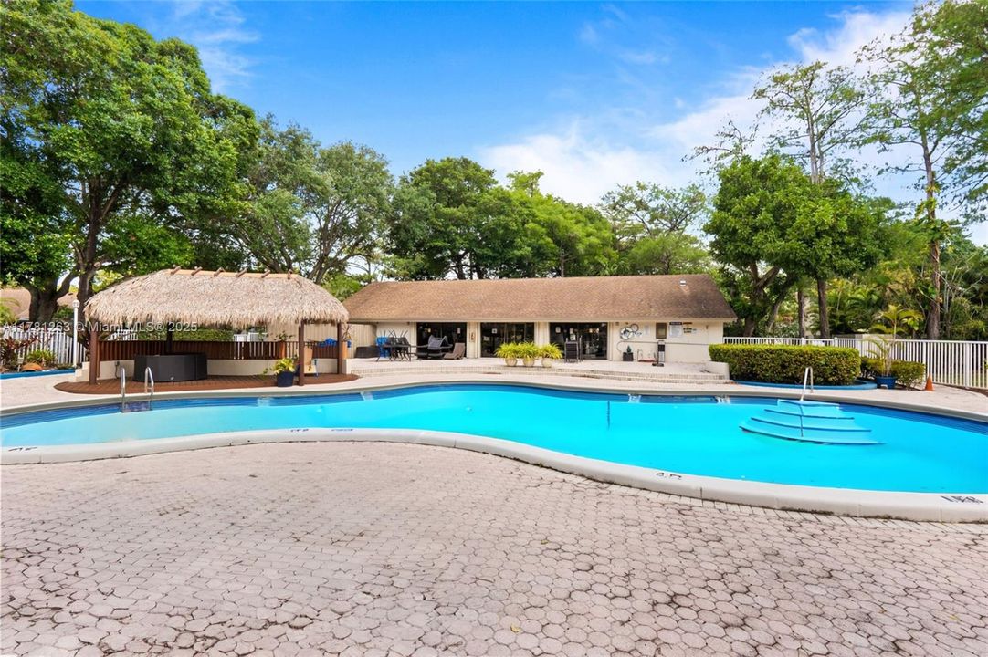 最近售出: $296,000 (2 贝兹, 2 浴室, 1098 平方英尺)