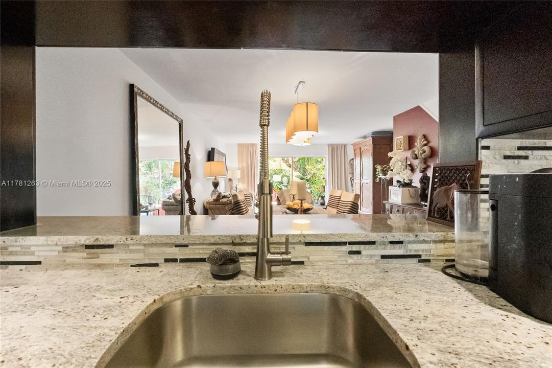 最近售出: $296,000 (2 贝兹, 2 浴室, 1098 平方英尺)