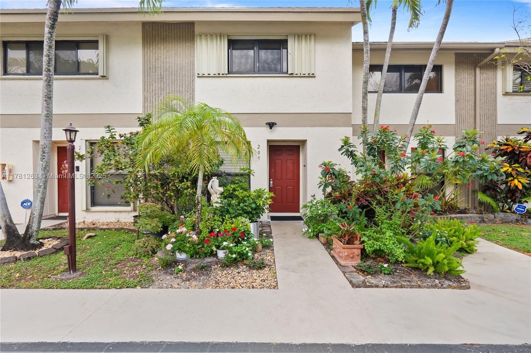 最近售出: $296,000 (2 贝兹, 2 浴室, 1098 平方英尺)