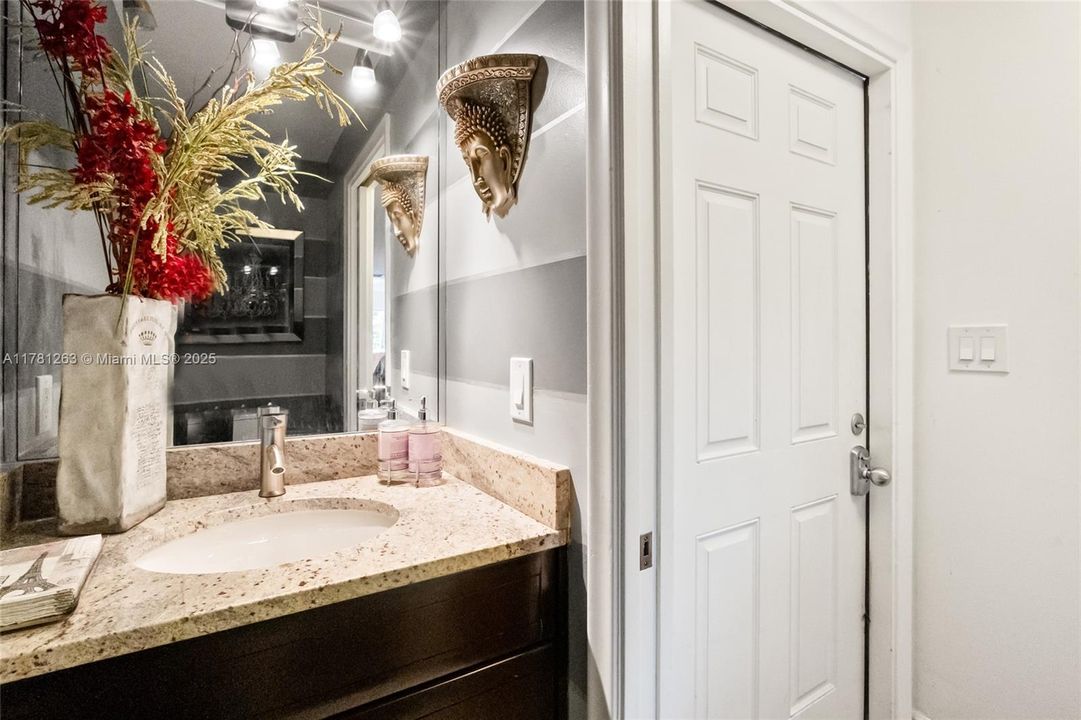 最近售出: $296,000 (2 贝兹, 2 浴室, 1098 平方英尺)