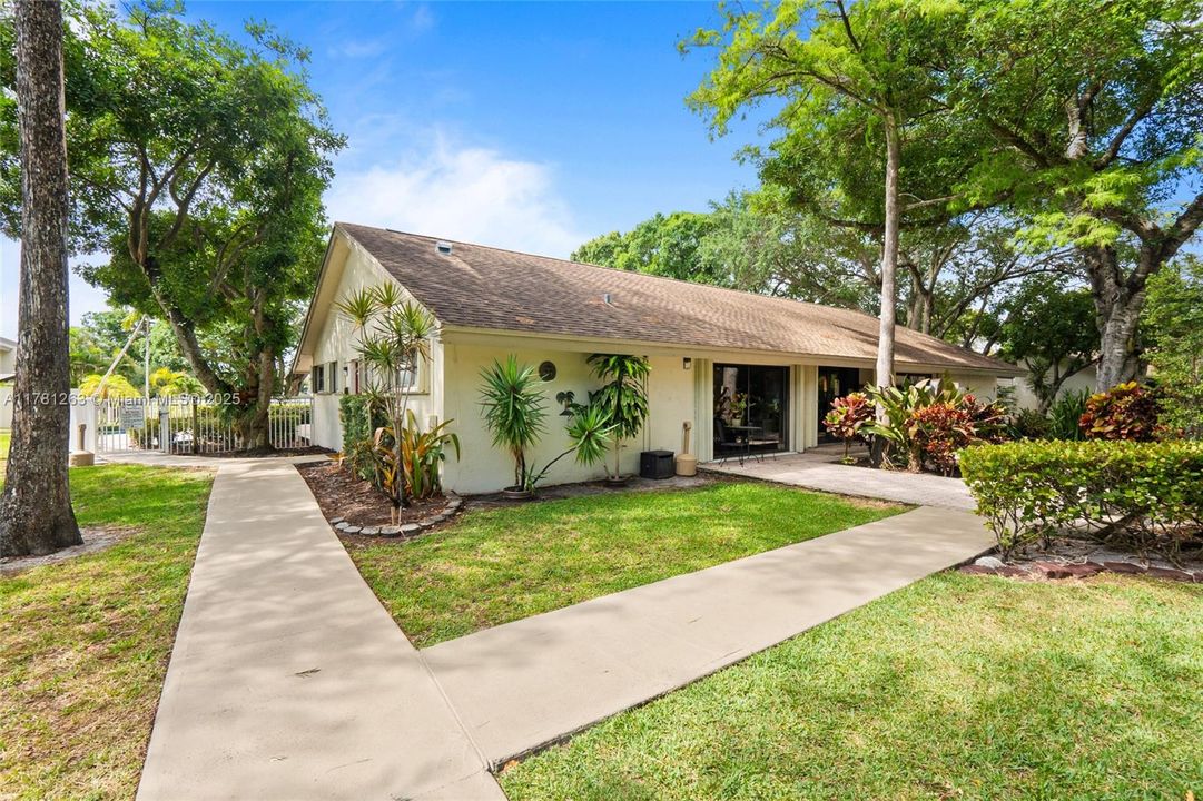 最近售出: $296,000 (2 贝兹, 2 浴室, 1098 平方英尺)