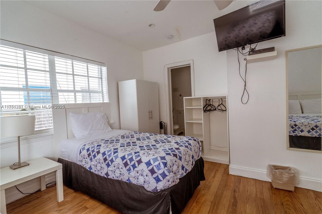 Recently Rented: $2,100 (2 beds, 1 baths, 800 Square Feet)