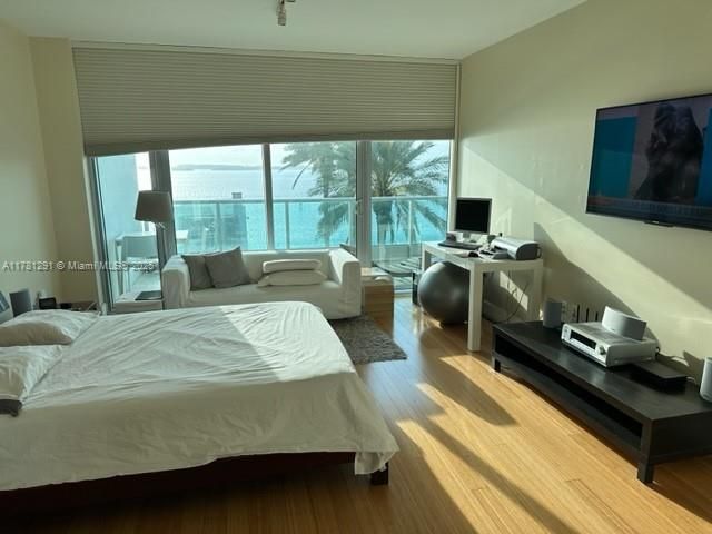 Recently Rented: $4,900 (1 beds, 1 baths, 1135 Square Feet)